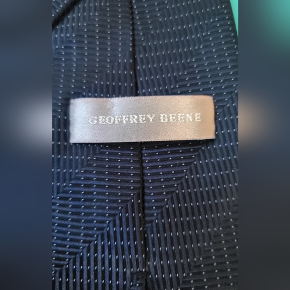 Geoffrey Beene GORGEOUS dark blue silk tie - Picture 5 of 5